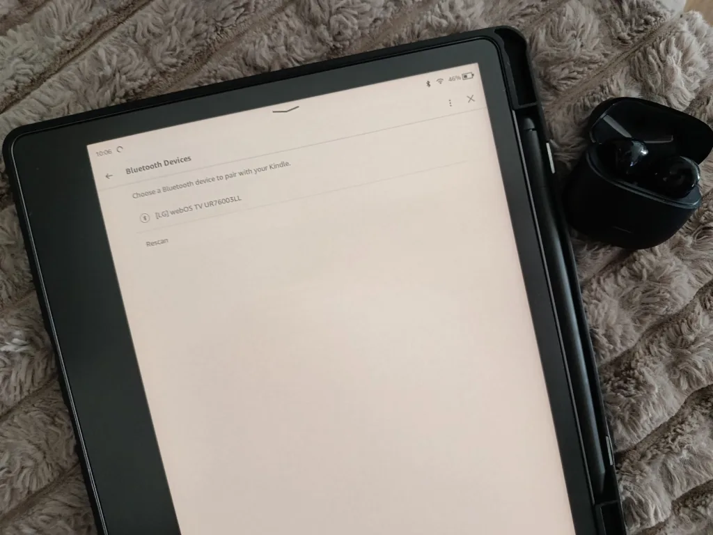 A photo of a kindle device showing where to connect to your speakers or headphones